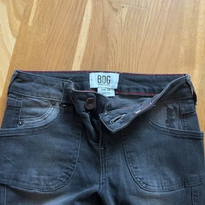 Svarta bootcut jeans från BDG - Knappt använda jeans från Urban Outfitters, lågmidjade bootcut i storlek W24 30L💕