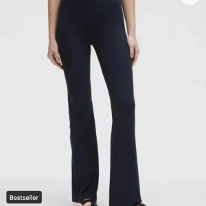 Yoga pants från lululemon - Helt nya utan prislapp i färgen true navy. Säljer då de inte kommer till användning.❤️