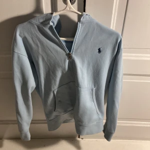 Ljusblå hoodie från Polo Ralph Lauren - Snygg ljusblå hoodie från Polo Ralph Lauren med klassisk broderad logga på bröstet. Passar 175-180 Ny pris 1300. Skick 9/10
