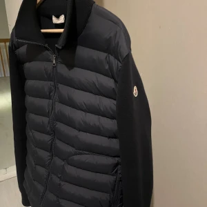  Moncler Cardigan M/L - Säljer nu min Moncler Cardigan 🤩Sicket på den är 10/10 den är nästan helt ny, den är perfekt nu för hösten till dom som vill ha lite Grisch/Skandinavienstil, den sticker inte ut jättemycket utan är mer clean ⭐️, Priset kan sänkas lite 🧷, om du blir sugen på mer bilder konto bara 🙂