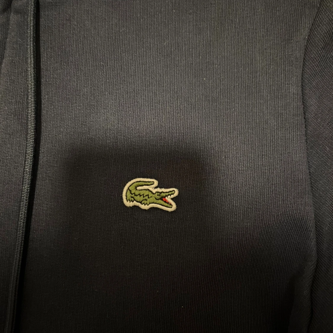 Marinblå hoodie från Lacoste - 2