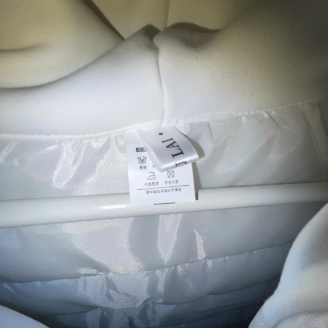 Vit pufferjacka med huva  - 1