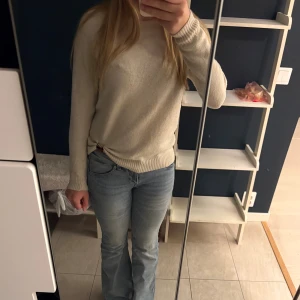 Beige stickad tröja från Vero Moda - Supermjuk beige/cremevit stickad tröja från Vero Moda i storlek XS. Tröjan har rund halsringning, ribbade muddar och är långärmad. Inte använt alls mycket men den har blivit nopprig ganska snabbt, men det är lätt att fixa