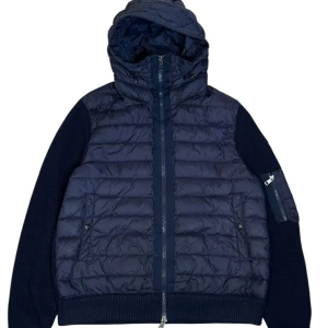 Moncler  - Moncler tricot cardigan marin blå / navy. Storlek Xxl fits Xl. Skick 8/10 mindre lagade vid mudden. Pris 3490kr finns att köpa på våran hemsida, Fashionels.com