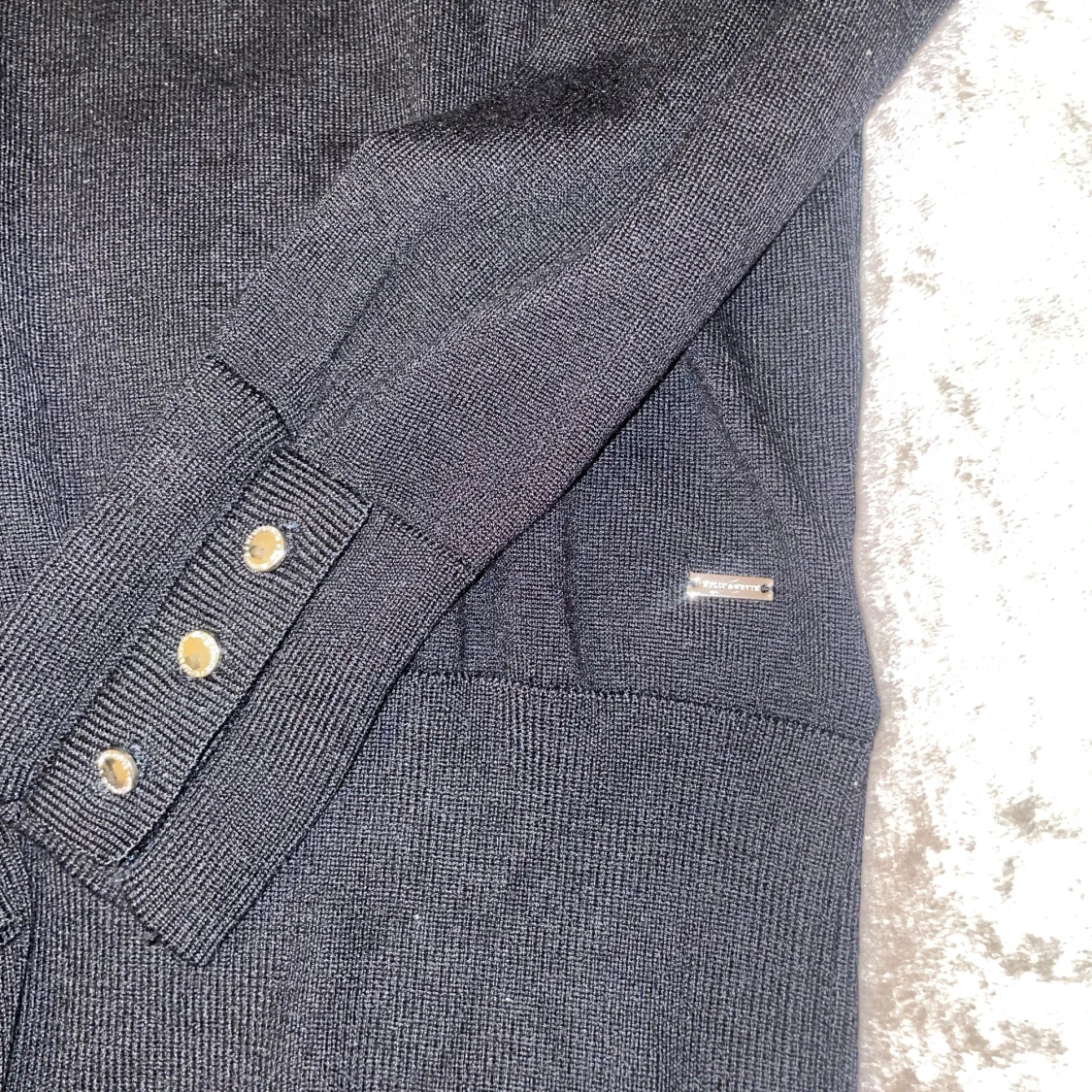 Svart stickad tröja med guldknappar - 1