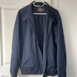 Oscar jacobsson jacka L - Oscar jacobsson jacka L, inga större defekter men har liksom lite ljusare fläckar på magen som ni se. Borde gå bort i tvätten. Modellen är 180,75 kg. 🫶