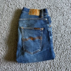 Nudie jeans  - Ett par riktigt feta nudie jeans!! Skick 9/10. Köpta  på nudie i Stockholm. Nypris 1600kr mitt pris 599. Skriv vid minsta fundering. 