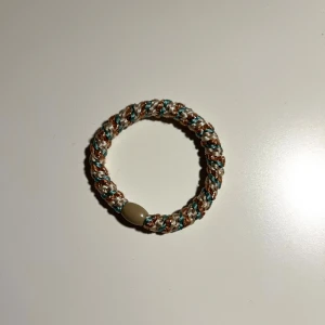 Flätat armband i beige och turkos - Snyggt handgjort armband med flätad design i beige, brunt och turkos🩵🩵🤎🤎