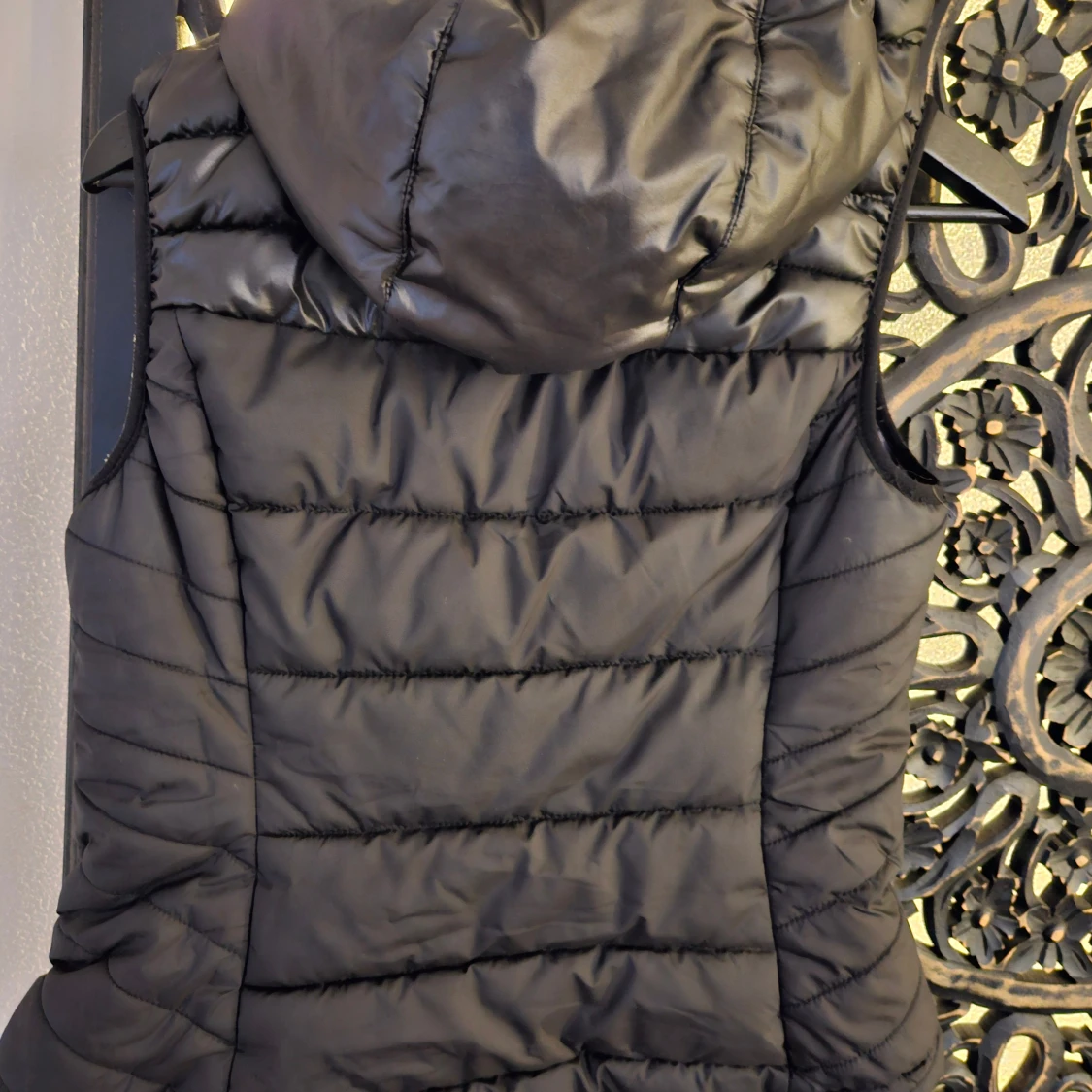 Svart dunväst med huva från H&M Sport - 1