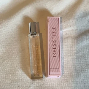 Givency Irresistible Nude Velvet parfym - Helt ny & oanvänd parfym från Givenchy. Pris kan diskuteras !