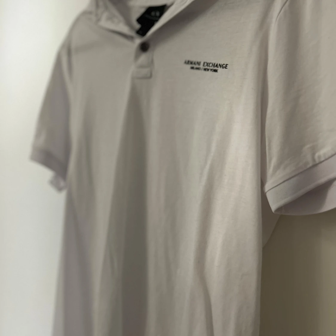 Vit t-shirt från Armani Exchange