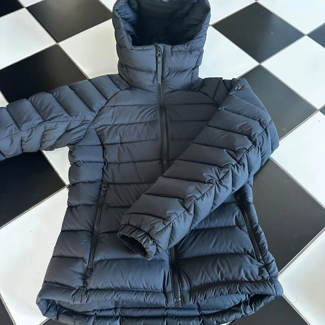 Svart dunjacka Peak Performance XS