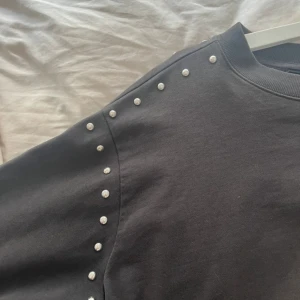 Snygg tjocktröja - svart sweatshirt från allsaints med coola detaljer