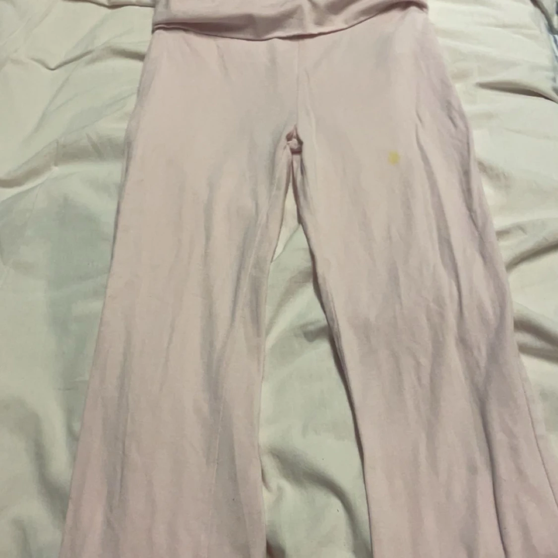 Ljusrosa bootcut mjukisbyxor