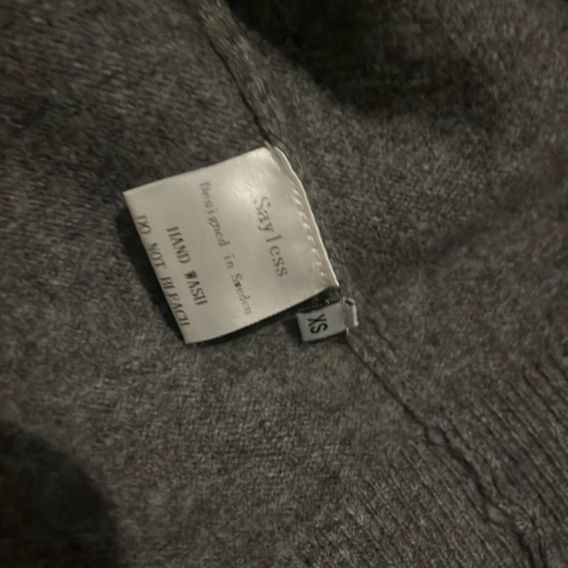 Grå kashmir hoodie från Sayless - 4