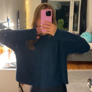 Mörkblå stickad tröja  - Jättefin mörkblå stickad tröja från American Eagle💙Köpt i USA för några år sedan men inte kommit till användning🍁Väldigt mjukt och gosigt material💙