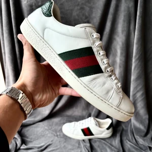 Gucci ace skor - Gucci ace skor | orginalstorlek 8/42 men sitter mer mot 43,fråga om innermått vid osäkerhet | ingår: endast skorna | fraktar spårbart eller möts upp i Täby📍