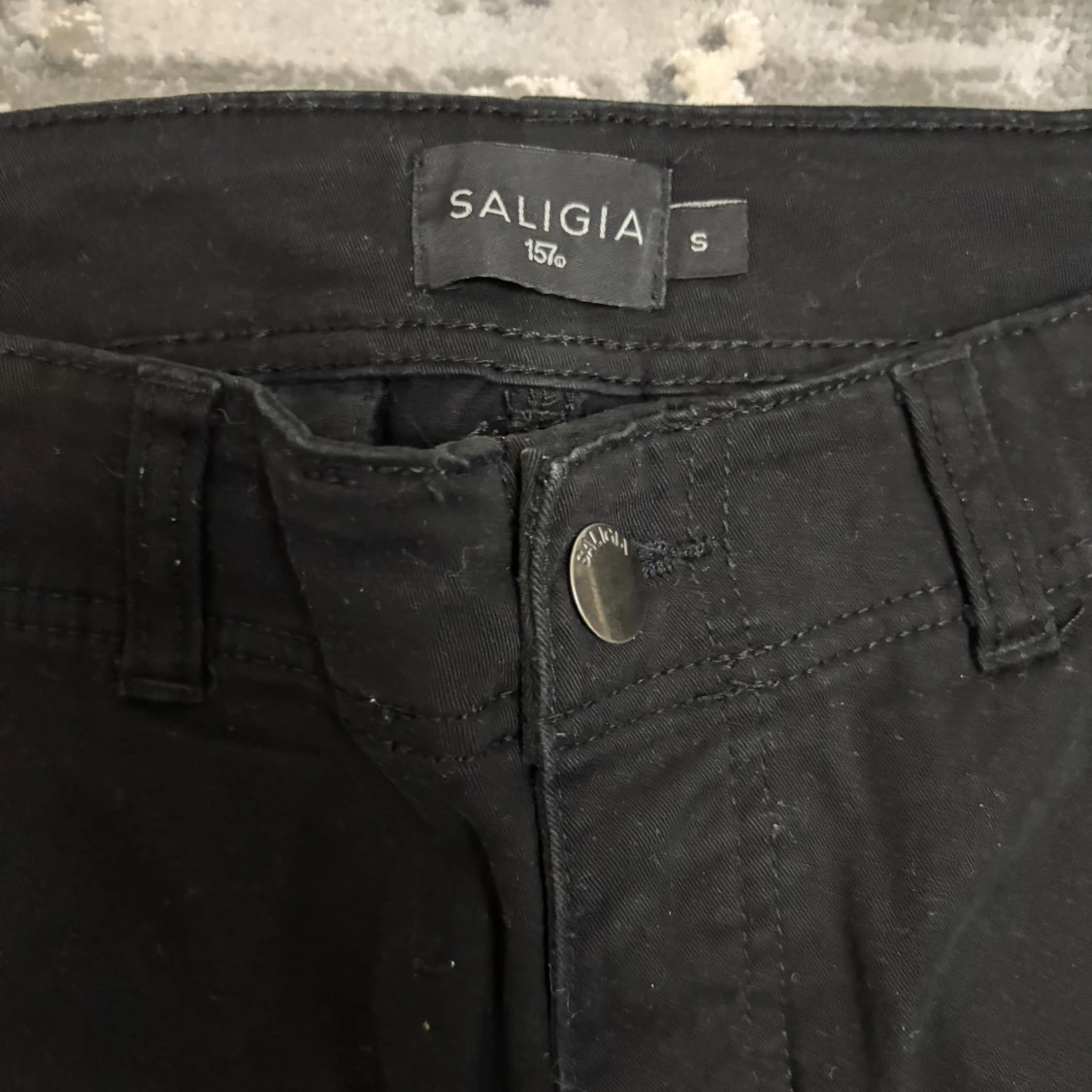 Svarta cargobyxor från Saligia - 1