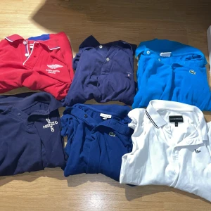 6 st olika pikér - Marinblå t-shirt från Kenzo med stort vitt tryck på ryggen och klassisk krage. T-shirten är kortärmad och har en modern, sportig vibe. Perfekt för dig som gillar streetstyle och vill sticka ut med ett snyggt logotryck.