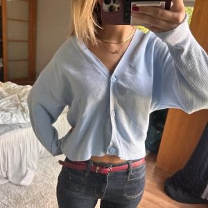 Ljusblå croppad kofta med knappar - Superfin ljusblå kofta med croppad passform och stora knappar framtill