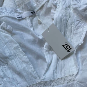 Vit blus med spets  - Jätte fin vit blus! Helt ny! (Ny pris 150 kr) Jag är 1,70 cm lång och det är mina egna bilder, Hör gärna av dig om du undrar något, köp gärna med Instabox då jag postar snabbast där! Kvar tills markerad som såld 🫶🏼💘💘
