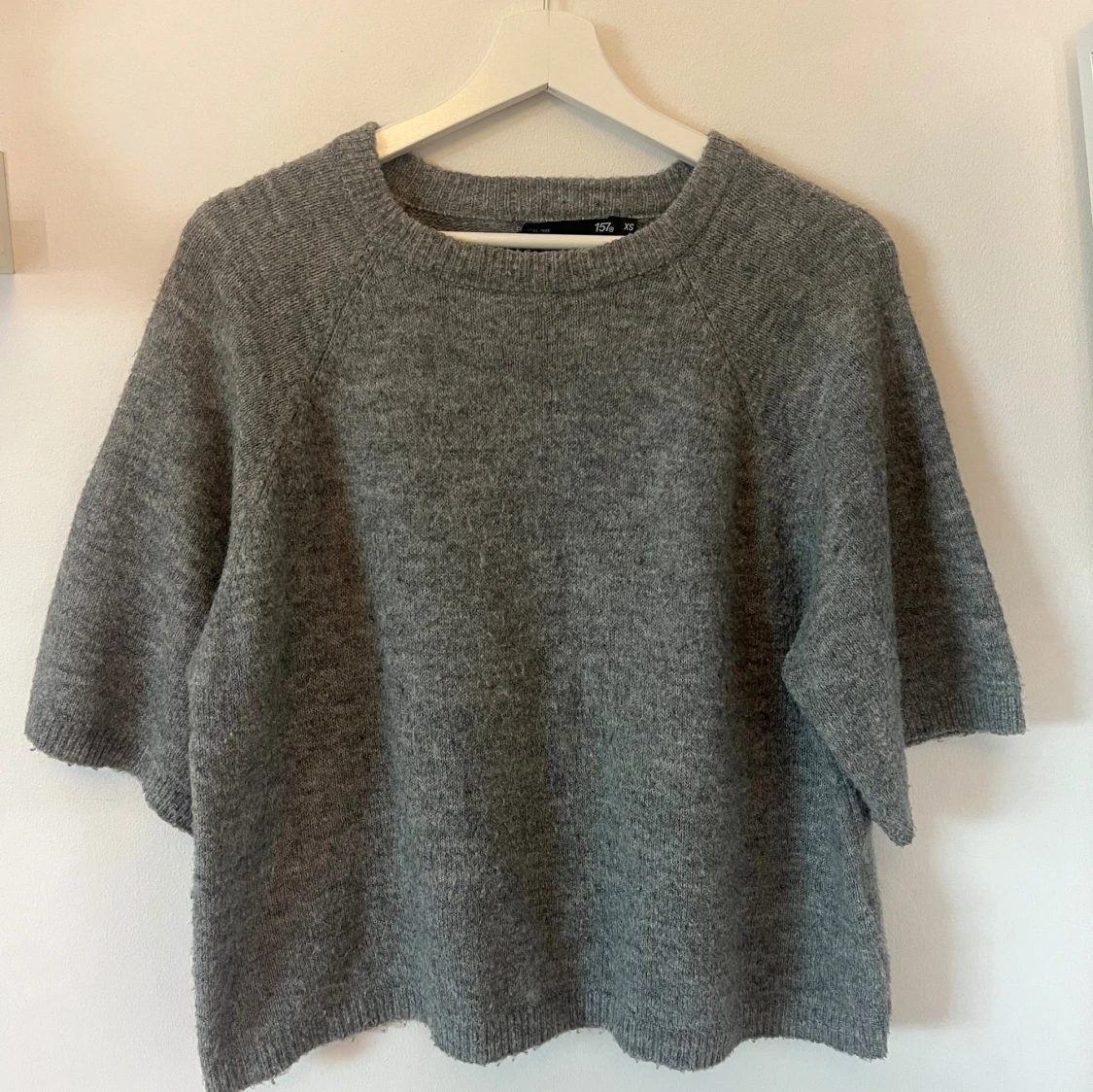 Grå stickad tröja med kort ärm - 1