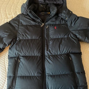 Svart pufferjacka från Polo Ralph Lauren - Säljer nu min Ralph lauren jacka, då jag är intresserad av en ny jacka. Perfekt nu inför vintern, dunjacka som håller värmen i vinter.   Inga synliga slitage skador, ingen missfärgning. Jackan är använd ett fåtal gånger 