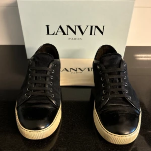 Lanvin Skor - Feta Lanvin skor i blå | UK 8 som motsvarar ca 42-43 | Dem är i ett ganska bra skick med vissa tecken av användning, delvis creesade | Lanvin-dustbag följer med | Tveka inte att kontakta oss vid minsta fundering!