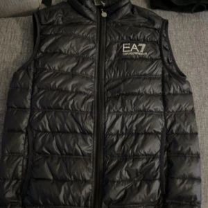 EA7 Väst - EA7 väst i storlek S, knappt använd och perfekt inför hösten.