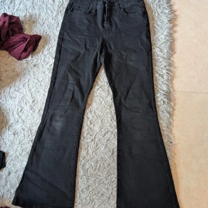 Svarta bootcut jeans - Säljer ett par svarta jeans med bootcut-modell och klassisk femficksdesign. Snygg passform med utsvängda ben som ger en retrovibe. Perfekta till sneakers eller boots.