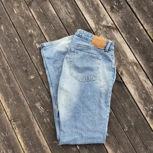 Weekday ljusblå jeans straight fit - . Perfekta för dig som gillar en tidlös och avslappnad look.