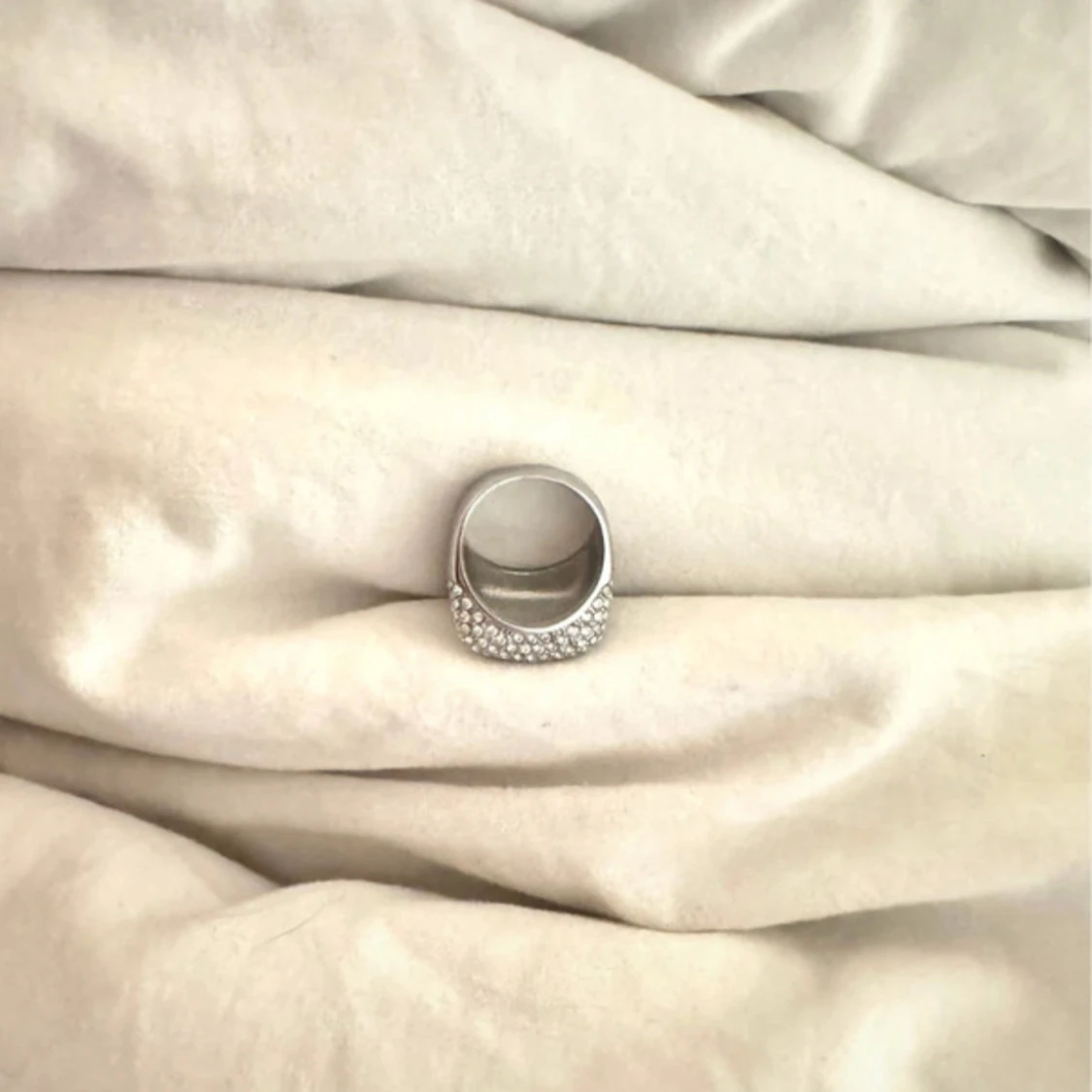 Bred silverring med glittriga stenar - 2