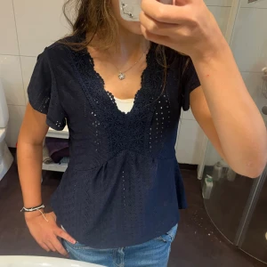 Mörkblå blus med spetsdetaljer - Supersöt mörkblå blus med v-ringning som är använd max 3 ggr💖fick den av min kompis och det står inte vart den är ifrån