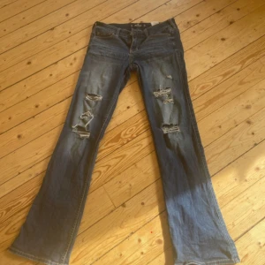 Hollister bootcut jeans - Säljer dessa fina hollister jeans med fina hål. Och en väldigt fin bootcut. Säljer nu då dom inte kommer till användning lika mycket.
