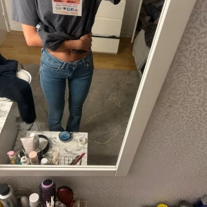 Blå jeans från Zara, bootcut - Säljer ett par klassiska blå jeans från Zara i bootcut-modell. Jeansen har låg midja, dragkedja och knapp framtill samt fem fickor. Materialet är mjukt denim i bomull. Enda defekten är att metalgrejen vid gylfen har gått av men dom går att stänga helt som vanligt! (se sista bild)❤️