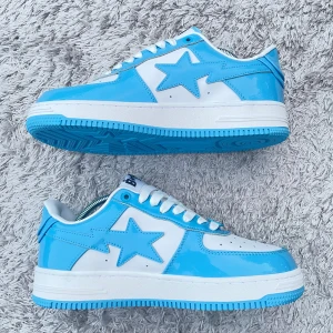 BAPE STA blå och vita sneakers - Säljer ett par BAPE STA sneakers som är i helt nytt skick skorna var för små för mig så jag har valt att sälja dom, PRISET GÅR ATT DISKUTERAS