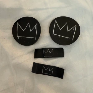 Hov1 konfetti - Säljer hov1 konfetti från deras sista spelning på Gärdet. Tar 15kr/st men pris kan gå att diskutera, har massor av båda storlekar❤️