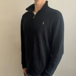 Ralph Lauren Tröja - Hej säljer nu min fina Ralph Lauren tröja i storlek M. Den är i nyskick och kommer vara super snygg inför hösten. Nypris ca 2500kr! Glöm inte följa