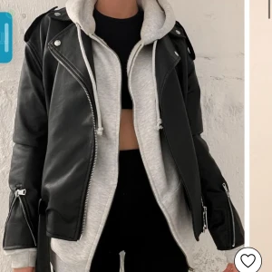 Skinnjacka  - Svart skinnjacka från Missguided, köpt på NELLY. 