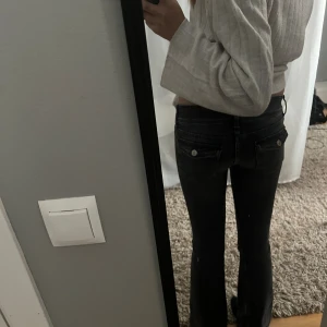 Svarta bootcut jeans från Gina Tricot - Säljer ett par as snygga svarta jeans från Gina Tricot i storlek 152. Jeansen har bootcut-modell med låg midja och klassiska fickor både fram och bak. Snygga silverknappar framtill och tillverkade i stretchigt jeanstyg för skön passform. Säljer pga dom är för korta för mig, tror ej det går att köpa längre men är osäker❤️