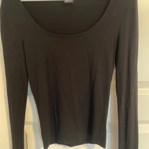 Svart långärmad topp Gina Tricot XS - Enkel och stilren svart långärmad topp från Gina Tricot i storlek XS. Toppen har rundad urringning och är gjord i mjuk bomull, perfekt att matcha med jeans eller kjol för en clean look.Använt typ 4 gånger💕
