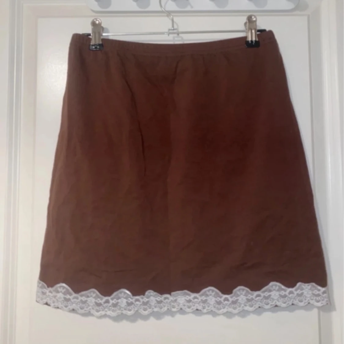 Brun kortkjol med vit spets - 3