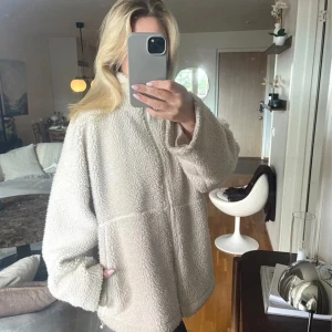 Teddyjacka Carin Wester - Så fin och skön teddyjacka från Carin Wester, köpt för 800kr. Säljer för 400kr, men kan diskutera priset vid snabb affär 💕🫶🏽 