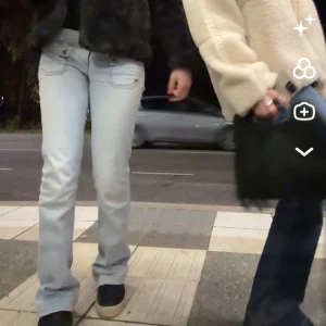 Ljusblå bootcut jeans med fickdetaljer - Säljer ett par ljusblå jeans med bootcut-modell och snygga fickdetaljer framtill. Jeansen har normal passform och är tillverkade i klassiskt denimtyg. Perfekta för dig som gillar en retro vibe och vill ha ett par jeans som sticker ut lite extra.