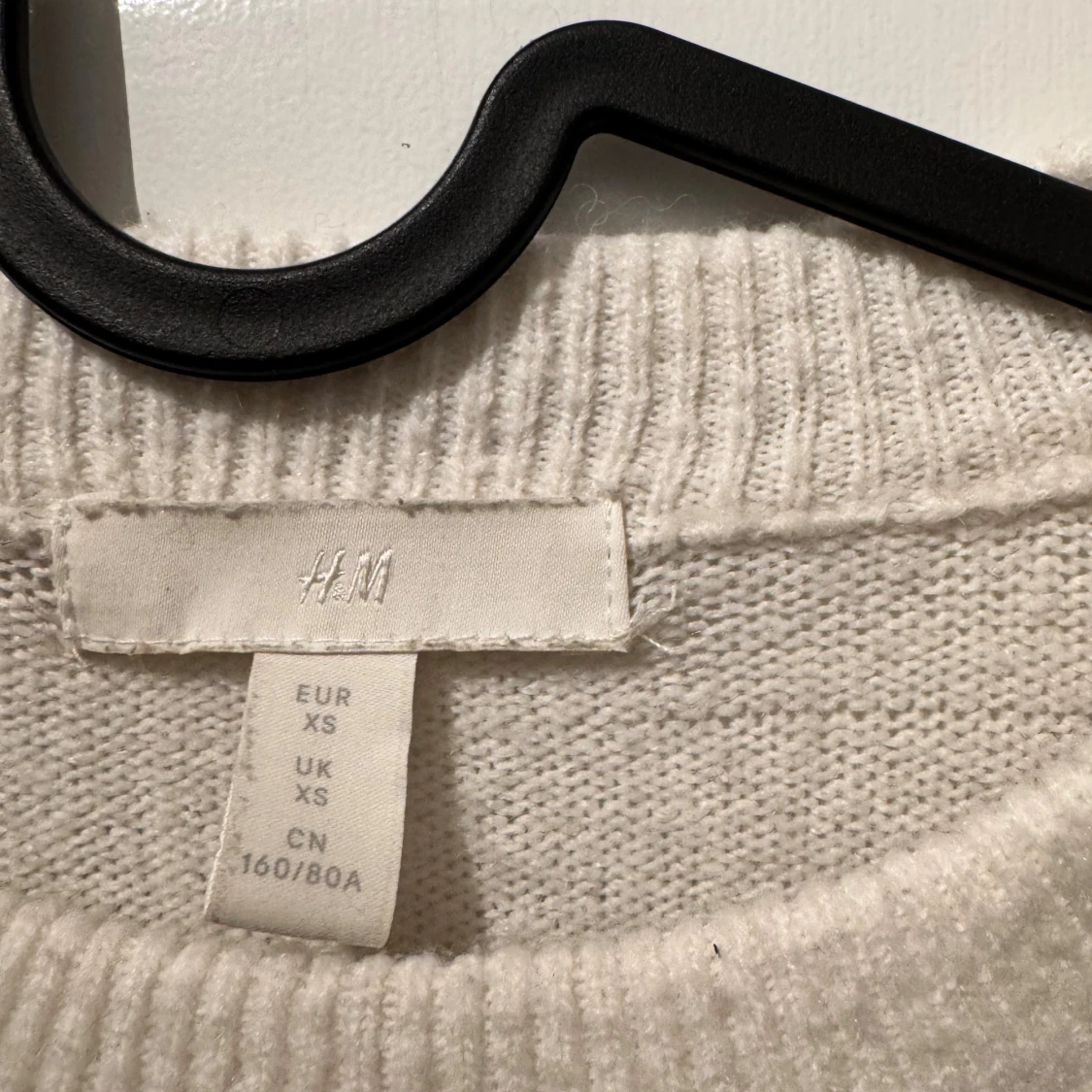 Vit stickad tröja med pärldetaljer  - 2