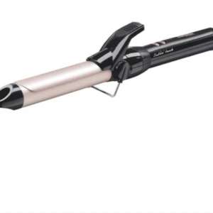 BaByliss 25mm Locktång - BaByliss 25mm curling tong för snygga, studsiga lockar. Locktången har svart handtag och silverfärgad värmecylinder. Perfekt för att skapa volym och definierade lockar. Kommer i originalförpackning med stilren design.