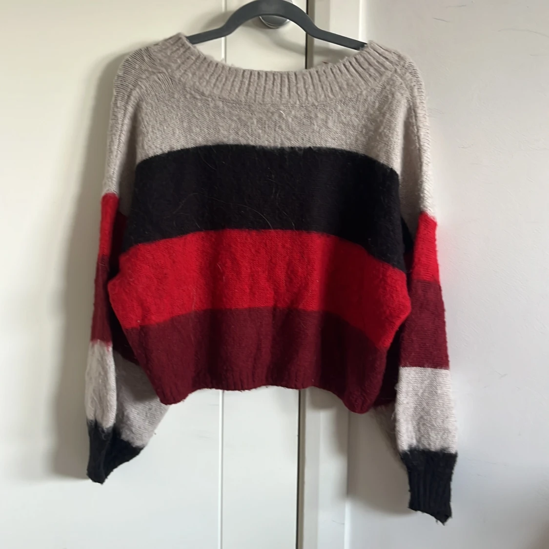 Randig stickad tröja i rött och svart - 1