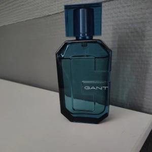 GANT Eau de Toilette 50ml - Parfym från Gant har ungefär 40-45ml kvar i sig. Doften är fräsch och stilren, men inte riktigt min typ och därför säljer jag den. Äkta produkt, i fint skick. 