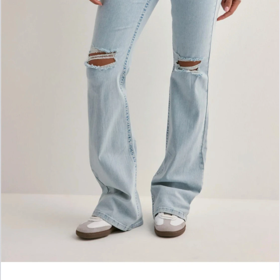 Ljusblå bootcut jeans med slitningar