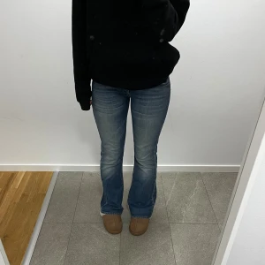 Blå bootcut jeans  - Snygga blå jeans från Cross Jeans med bootcut passform och lågmidjade. 